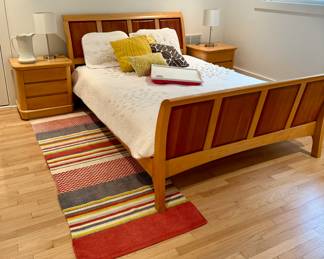 Queen sized bed/bedding