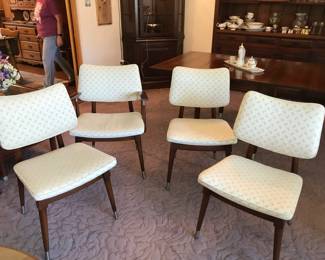 Willett Cherry Trans East Dining Room Chairs 1 has Arms