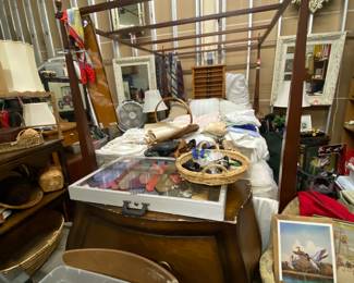 Great queen bed for canopy or mosquito netting grest toes Talbots, Baumans, Tommy Bahama and many more 