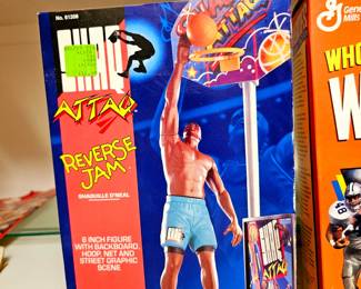 Shaq attaq reverse Jam Shaquille O'Neal 6-in figure with backboard hoop net and graphic Street Scene