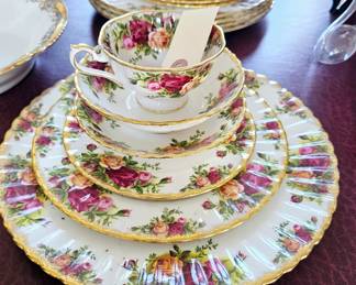  Old Country roses Royal Albert bone china England 1962 Royal Albert limited. Sold as a set of 29 pieces
