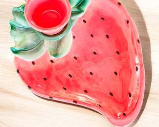Berkeley designs strawberry platter with sauce cup