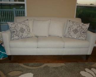 Contemporary Flexsteel Sofa in Like New condition