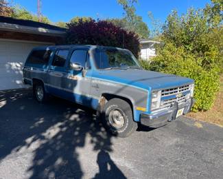 1988 Suburban! Runs & Drives great!
