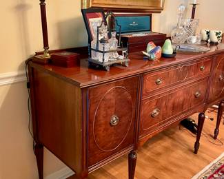 Beautiful Sideboard, good size and very nice construction and size