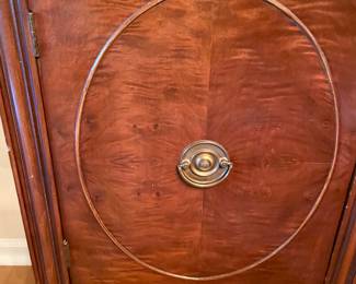 Beautiful Sideboard, good size and very nice construction and size