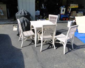 Very nice wicker set, in good condition
