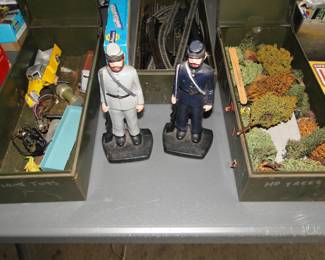 Solid cast iron bookends