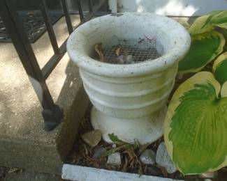 cement flower pot (1 if 2)