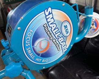 SMALL BALL PITCHING MACHINE 
