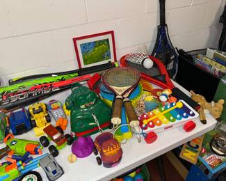 TOYS 