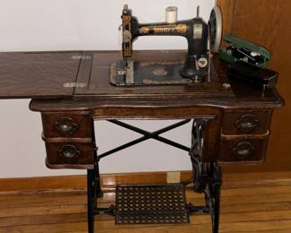 SEWING MACHINE 