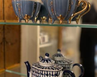Tea pot, tea cups