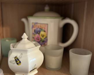 Tea pot, sugar dish