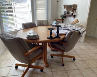 kitchen dining table w/4 chairs on rollers