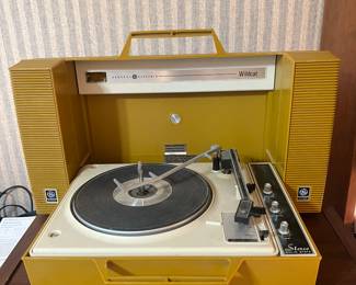 GE Wildcat Turntable with Speakers
