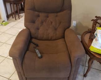 VIVA LIFT CHAIR w lumbar/headrest movement