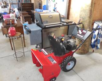 snapper 8hp 24inch snow blower. super clean and runs great. Weber grille with side burner.
