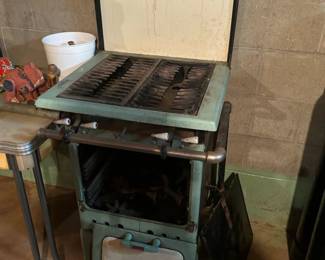 Small Vintage 4 burner gas stove
