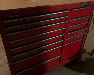 Waterloo Traxx standing tool box