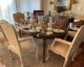 Stunning dining room set with 6 chairs and oval table with leaf.
