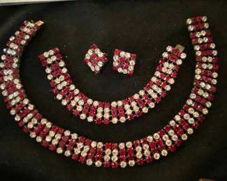 This is a beautiful 3 pieces rhinestone set.  This pic does not do it justice!