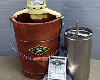 White Mountain Electric Ice Cream Freezer, 6 Qt, Model 69206, Powers On