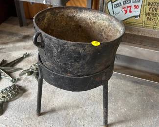 CAST IRON CAULDRON