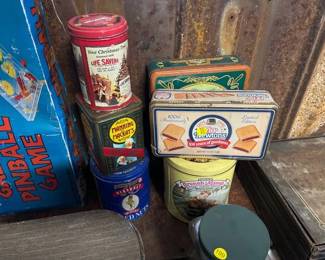 LOT OF VINTAGE TINS
