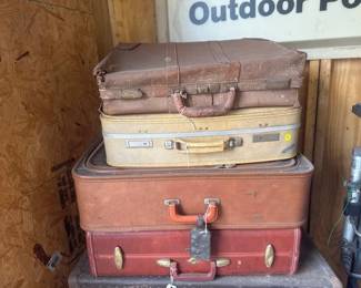 LOT OF VINTAGE SUITCASES