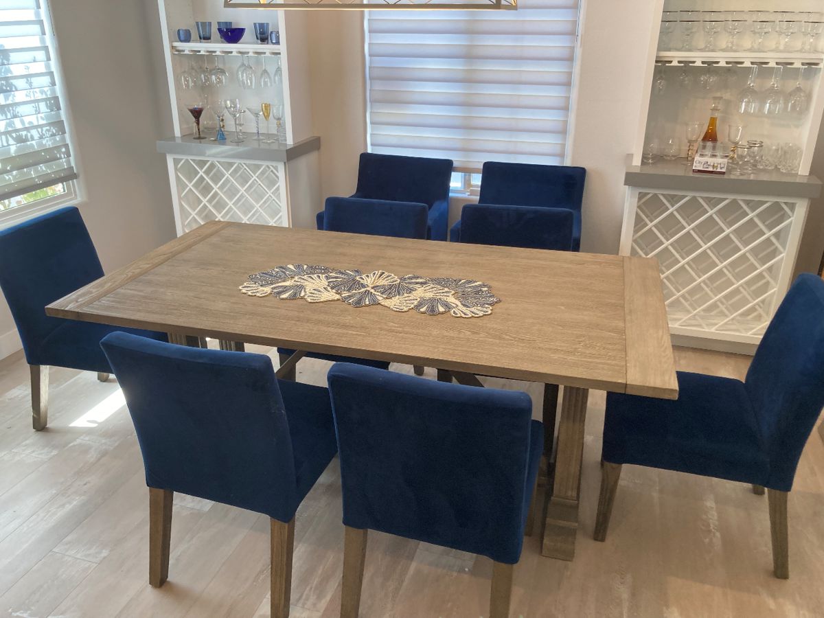 Table 76x 40 +2 extensions of 15”
Comes with 8 chairs 