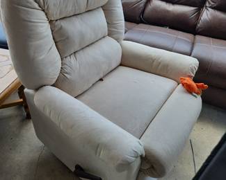 Creme colored recliner 
$100