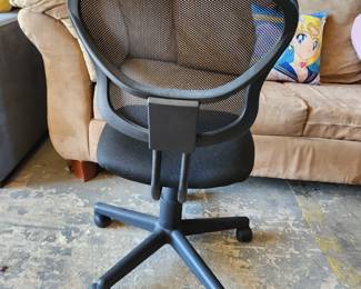 Same student desk chair as on the previous picture just showing it at a different angle. 
$20