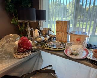 Table lamps, coffee mugs, plates. Trays