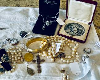Lots of beautiful fine jewelry. Gold diamonds watches etc.