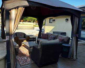 Here the curtain cabana. Another view