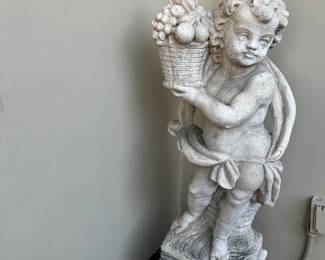Cemant putti.
