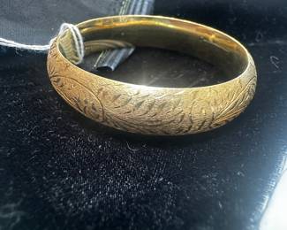 Vintage 14K gold beautifully etched bangle. no damage.