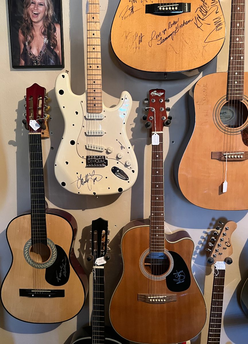 Loretta Lynn, Toby Keith, Dwight Yokum, Kenny Chesney, Jimmy Buffet, Porter Wagoner, Merle Haggard, Shania Twain, Reba McEntire, Sugarland, Jewel, Josh Turner, Glen Campbell, Kellie Pickler, Blake Shelton, Faith Hill and Tim McGraw, Les Paul, Kris Kristofferson, Vince Gill, Darryl Worley, Brooks & Dunn/, Marty Roe, Brad Paisley, George Strait, Clint Black, Ray Price, Alan Jackson, Miranda Lambert, ...