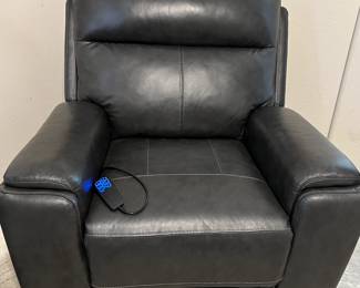 Living Spaces 2023 Lift Recliner (used 3x)
