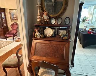 Fine Victorian burl walnut desk