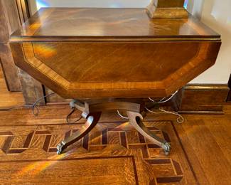 Drop leaf table