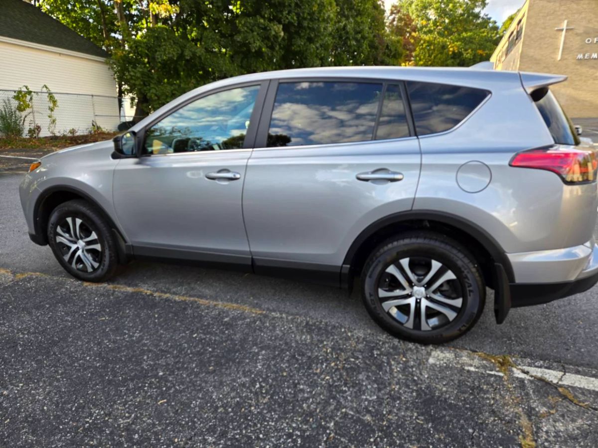 2018 Toyota RAV 4 AWD Low Miles 