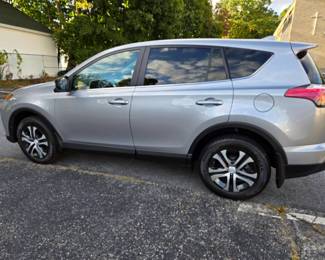 2018 Toyota RAV 4 AWD Low Miles 