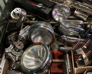 Numerous vintage car parts 