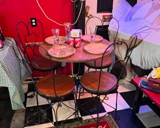 Ice cream table & 4 chairs 