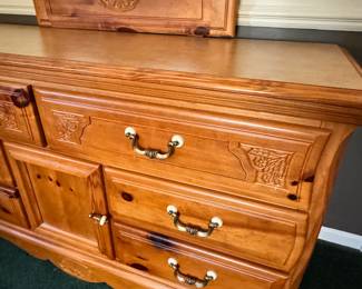 details of the the dresser