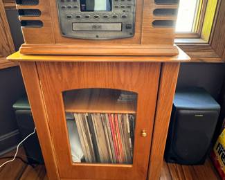Fun little end table plus a fabulous retro table top radio