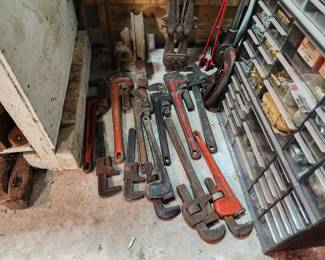 Pipe wrenches