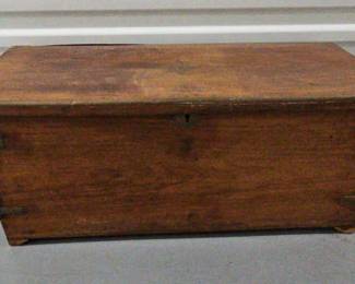 FTH104-Elegant Antique Looking Wooden Chest